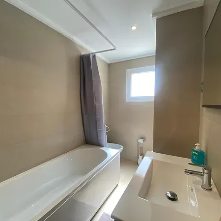 Penthouse With Spacious Surrounding Terrace 아파트